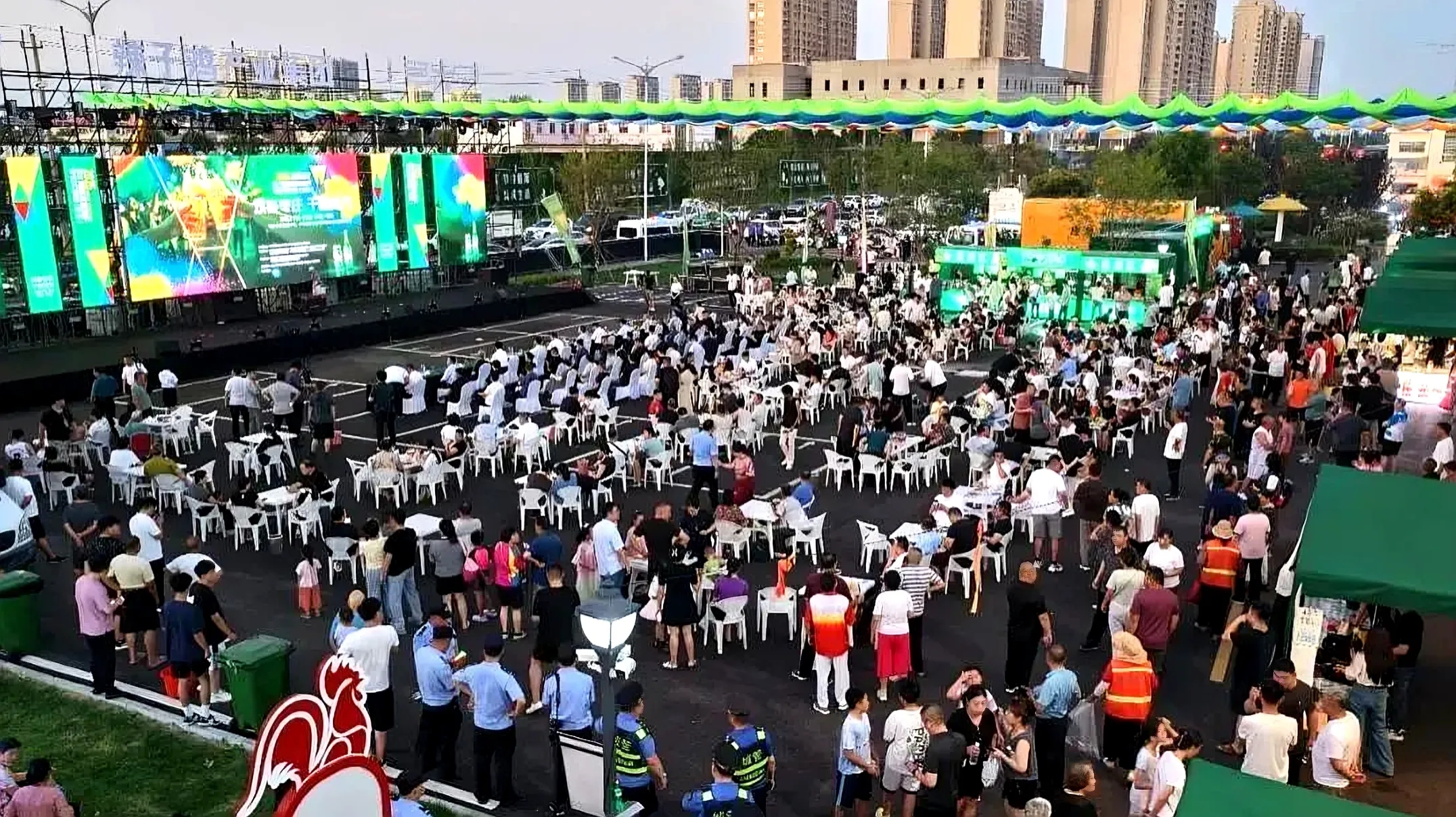 烟火气MAX！枣庄辣子鸡美食文化城：酷雅集团打造的“流量密码”火出圈！